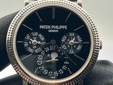 une montre tenue par un gant