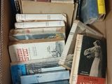 une boîte pleine de livres posée sur le sol