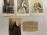 Plusieurs vieilles photos de personnes sont exposées sur une surface blanche
