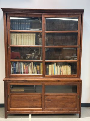 une vieille bibliothèque en bois sur laquelle sont posés de nombreux livres