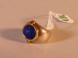 une bague en or sertie d'une pierre de lapis-lazuli