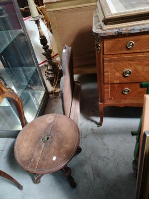une petite table et une chaise dans une pièce