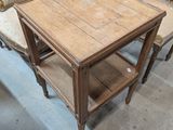 plusieurs chaises et une table dans une pièce où il y a beaucoup de chaises