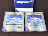 trois boîtes contenant des maquettes d'Air France : Boeing 747, 787 et 788