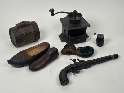 beaucoup d'objets anciens qui traînent sur une table