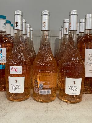 plusieurs bouteilles de vin sont alignées sur un comptoir