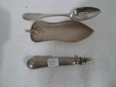 deux cuillères en argent et une paire de chaussures sur une table