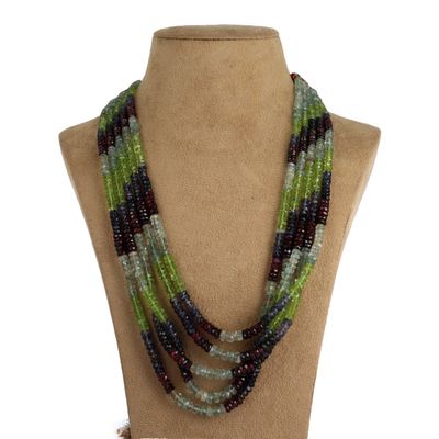 gros plan d'un collier sur un mannequin mannequin