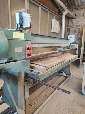 une machine qui travaille sur une pièce de bois