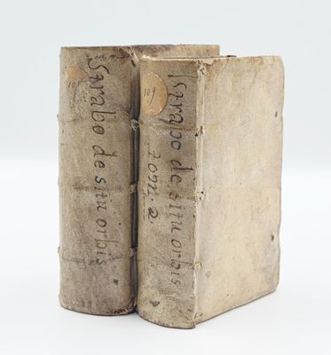 un vieux livre écrit posé sur une surface blanche