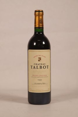 une bouteille de vin posée sur une table