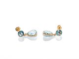 gros plan d'une paire de boucles d'oreilles sur une surface blanche