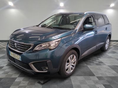 la voiture bleue est garée sur un sol en damier dans le garage