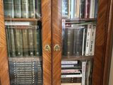 une bibliothèque sur laquelle sont posés de nombreux livres
