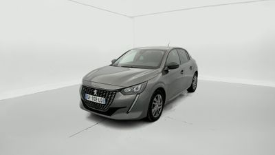 Une voiture grise est garée dans une pièce blanche au sol blanc.