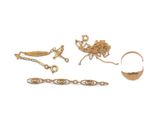une photo d'une collection de bijoux en or comprenant une bague, une chaîne et un bracelet