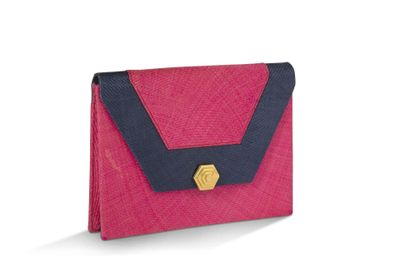 La pochette rose et bleue est posée sur une surface blanche.