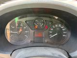 un gros plan du tableau de bord d'une voiture, avec un compteur de vitesse et des jauges