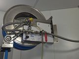 une photo d'une machine à laquelle est raccordé un tuyau