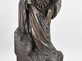l'image d'une statue représentant une femme tenant un enfant dans ses bras