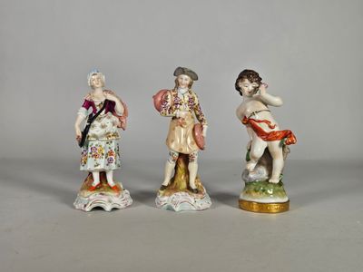 trois figurines en porcelaine représentant un garçon et une fille
