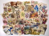 beaucoup de vieilles cartes postales sur la table