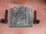 une plaque fixée au mur d'un immeuble sur laquelle figure l'image d'un homme à cheval