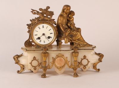 une horloge en or posée sur une table en marbre