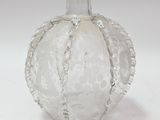 une bouteille en verre transparent ornée d'un motif décoratif