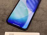 un gros plan d'un téléphone posé sur une table, avec une étiquette de prix
