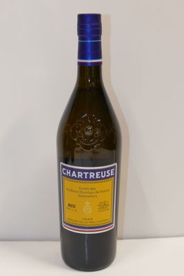 une bouteille de vin posée sur une table