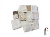 une pile de tissus posés sur une surface blanche