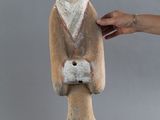 une statue représentant un homme tenant un oiseau dans la main