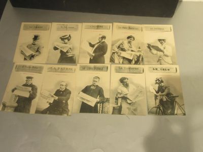 de nombreuses photos anciennes exposées dans une vitrine