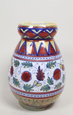 un vase avec un motif sur fond blanc