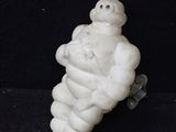 une figurine représentant un homme tenant un bébé dans ses bras, sur fond noir