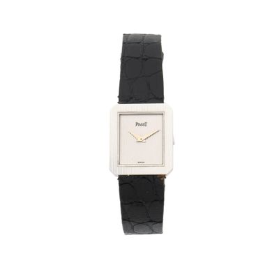 une image représentant une montre en noir et blanc avec un cadran blanc