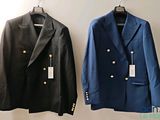 deux vestes accrochées au mur, avec leurs étiquettes