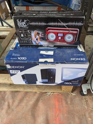 deux cartons contenant des enceintes posés sur une palette