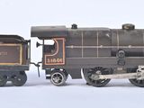 un petit train posé sur une surface blanche