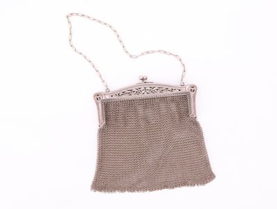 un sac à main ancien en maille d'argent, muni d'une bandoulière en chaîne
