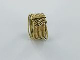 une image représentant une bague en or ornée d'un motif tressé