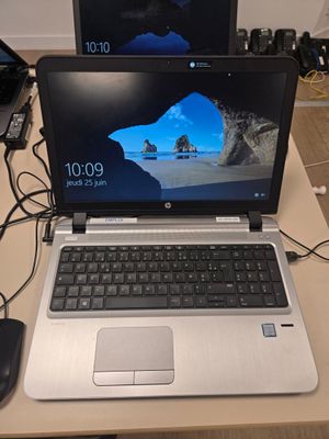 un ordinateur portable posé sur un bureau en bois