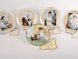 six assiettes en porcelaine ornées d'images d'enfants et d'un chien
