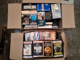 une boîte en carton remplie de DVD et de films