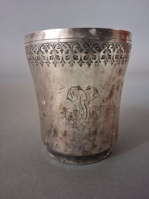 une coupe en argent ornée d'un motif, posée sur une table