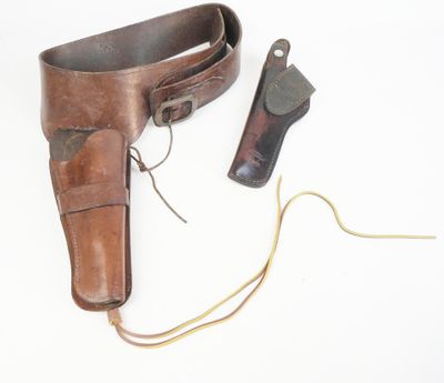 un vieil étui en cuir muni d'un cordon et d'un fourreau en cuir