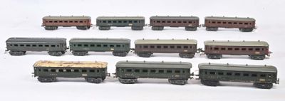 beaucoup de petits trains miniatures posés sur une surface blanche