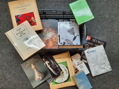 un grand nombre de livres posés sur le sol