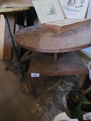 une table sur laquelle se trouve un livre, dans une pièce